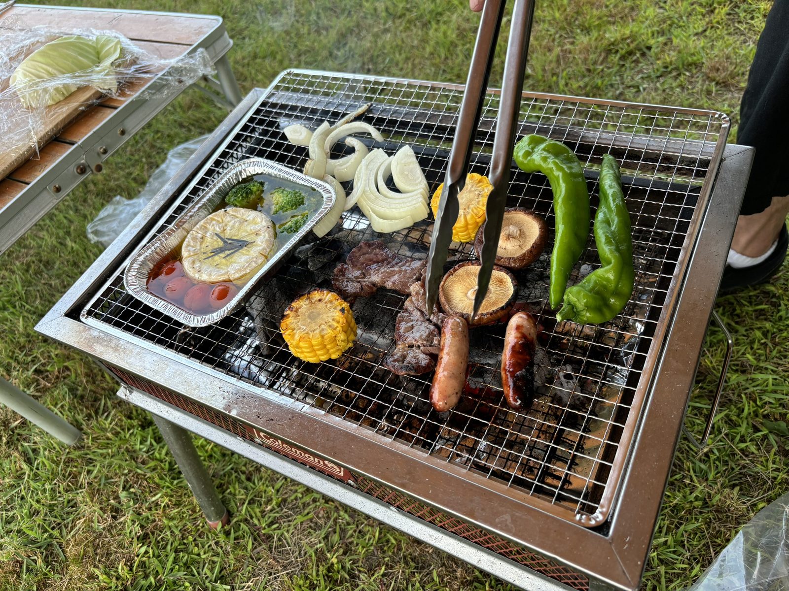 バーベキューコンロで食材を焼く