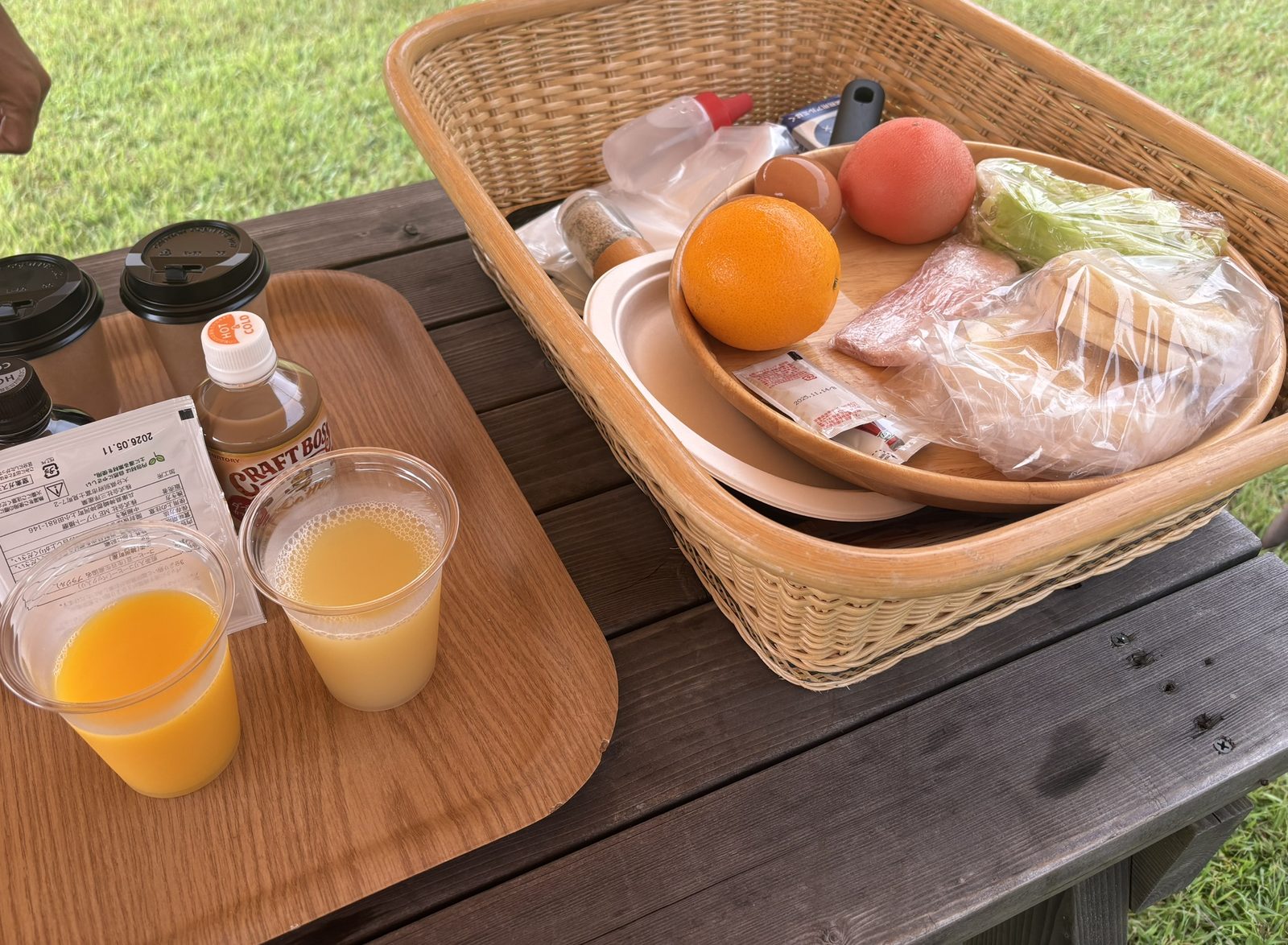 朝食セット。パンとフルーツ、ジュース