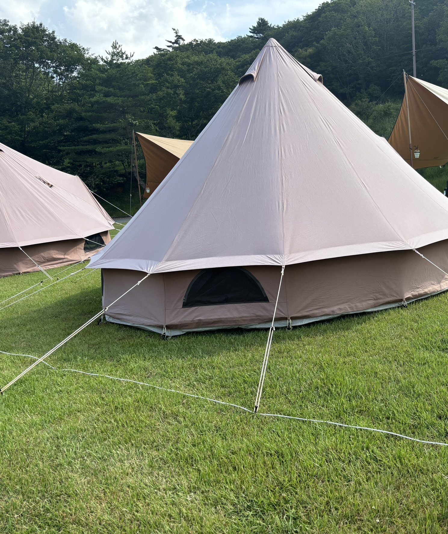 楽×楽キャンプの設営済みティピテント外観